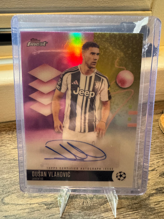 Dušan Vlahović Autograph /250 – 2025/26 Topps Finest UEFA