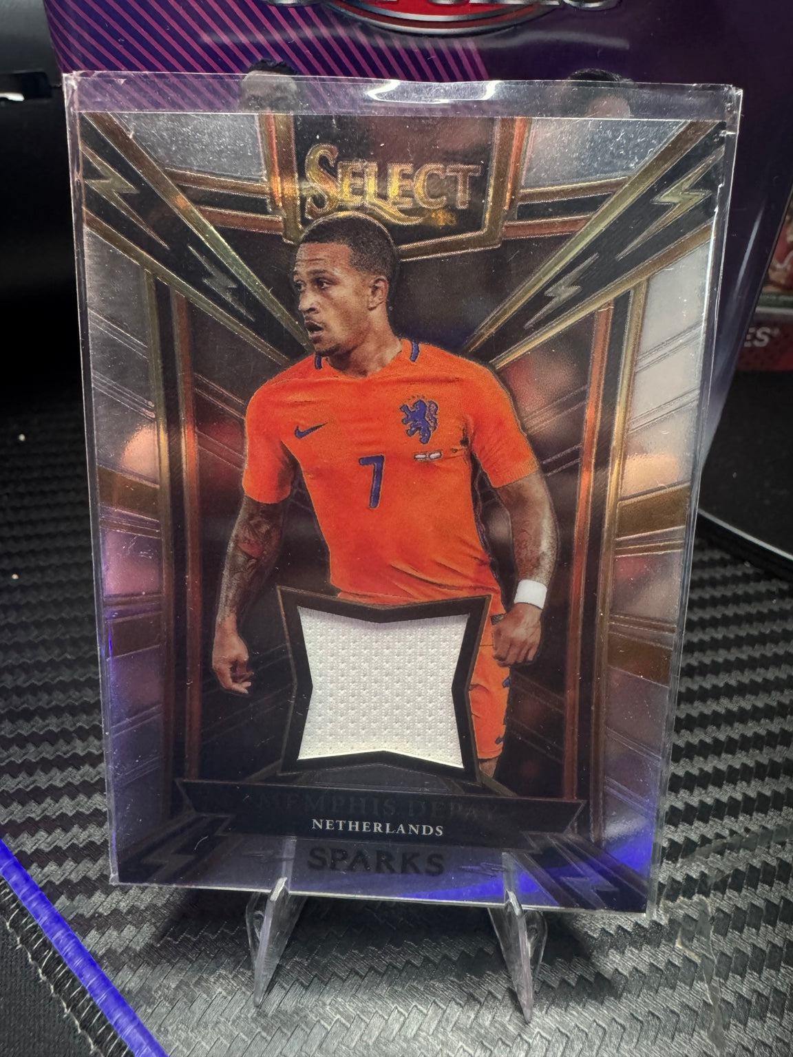 Memphis Depay Sparks Player-Worn Memorabilia – 2017-18 Panini Select Soccer