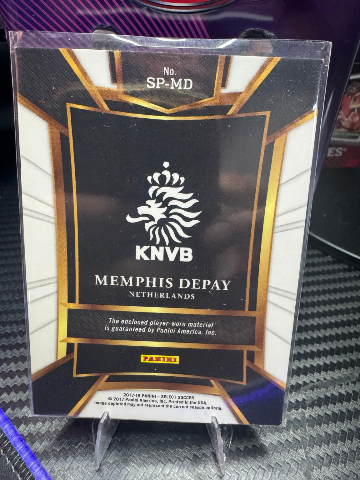 Memphis Depay Sparks Player-Worn Memorabilia – 2017-18 Panini Select Soccer